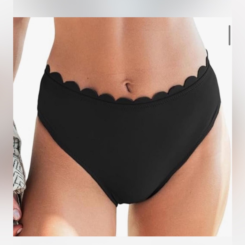 Cupshe Black scalloped bikini bottoms / high-waisted style #scallopbikini